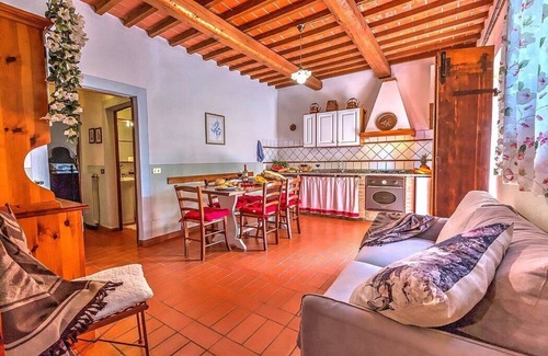 Peccioli House | Casa Canarino E: A welcoming apartment surrounded by the greenery.