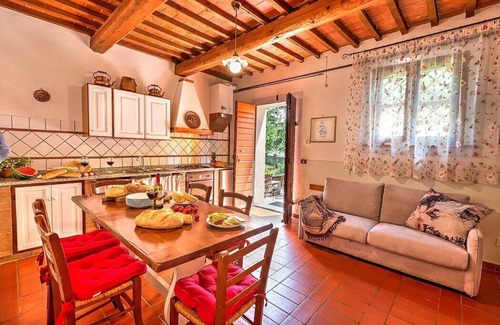 Peccioli House | Casa Canarino E: A welcoming apartment surrounded by the greenery.
