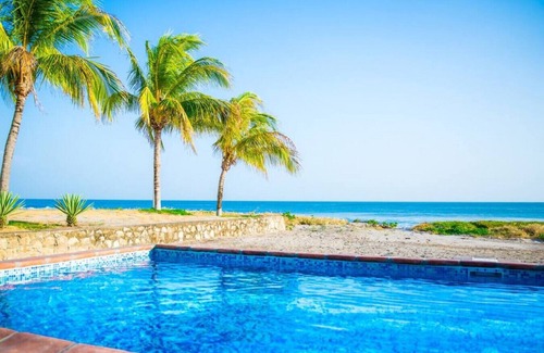 Playa Colorado House | Casa Cantamar: Inviting outdoor space right on the sand