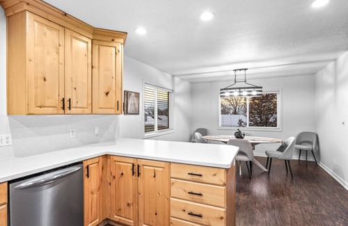Logan House | Casa Cliffside: Animal Friendly, Mountain Getaway w/Private Balcony