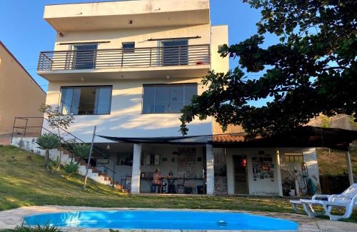 Ijaci House | Casa com piscina fundo pra represa e AR Condicionado CasinhaBrancaDeVaranda