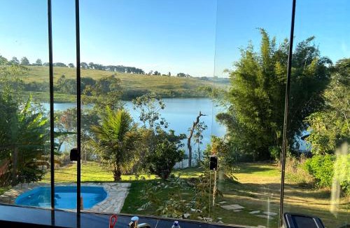 Ijaci House | Casa com piscina fundo pra represa e AR Condicionado CasinhaBrancaDeVaranda