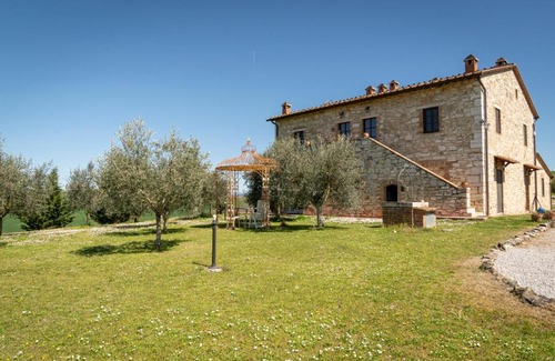 Asciano Apartment | Casa Crete Senesi Appartamento RIBES nel Podere di Sant’Antonio