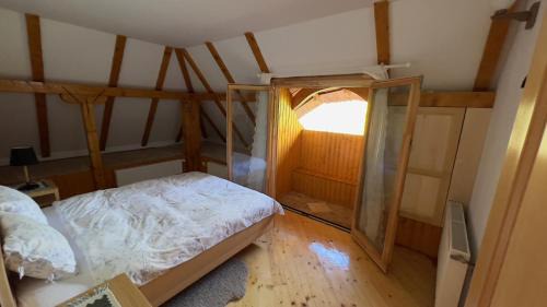 Marga Ski Chalet | Casa cu Stuf - Căsuță de Poveste cu Acoperiș de Stuf Refugiu Rustic și Modern în Natură lângă pârâu Loc de joaca pentru Copii Parcare Foișor