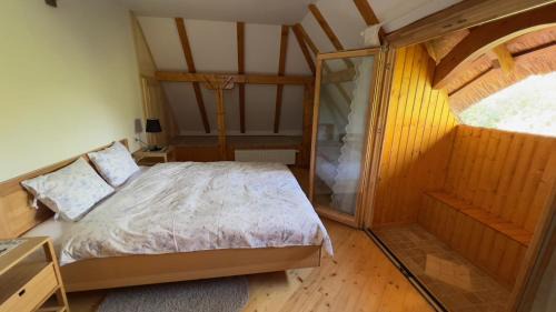 Marga Ski Chalet | Casa cu Stuf - Căsuță de Poveste cu Acoperiș de Stuf Refugiu Rustic și Modern în Natură lângă pârâu Loc de joaca pentru Copii Parcare Foișor