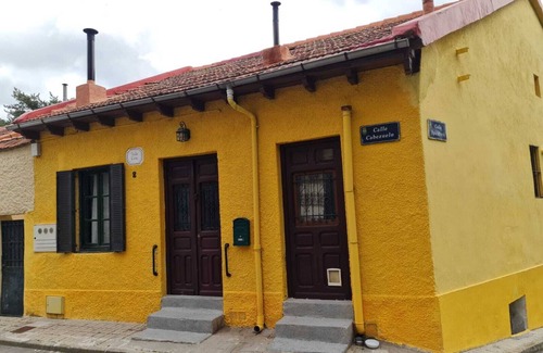 Miraflores de la Sierra House | Casa de Pueblo con Terraza y Chimenea
