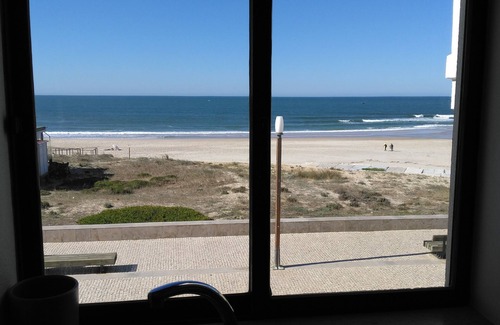 Paredes da Vitoria Apartment | Casa da Praia - 2-bedr. apartment on the beachfront in Paredes da Vitória