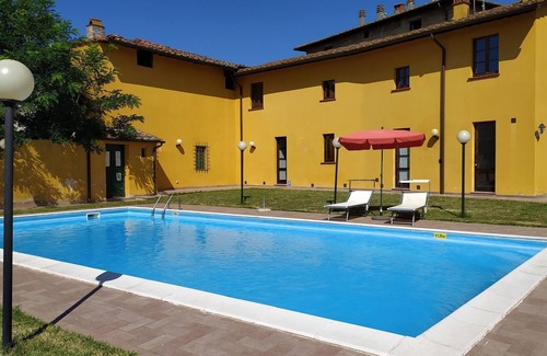 Marti House | CASA DANTE Independent farmhouse, private garden fenced, swimming pool for exclusive use.