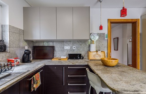 Cascais House | Casa das Fontes – House of Wells with Mountain View, Private Garden and Wi-Fi