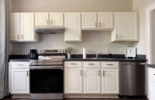 Evansville House | Casa de Color - 2BR/1BA Townhome near Downtown