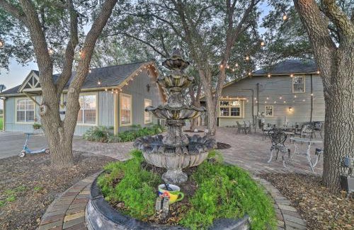 Corpus Christi House | Casa de Samuel - Patio, Fountain and Outdoor Kitchen