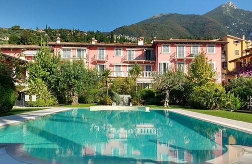 Toscolano Maderno Apartment | Casa dei Limoni: refined apartment in an ancient residence with swimming pool and solarium