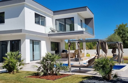 Jursici Villa | Casa del sol - Green Oasis, Only 15 min From the sea