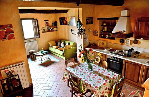 Asciano Apartment | Casa di charme in a casolare di pietra con giardino privato