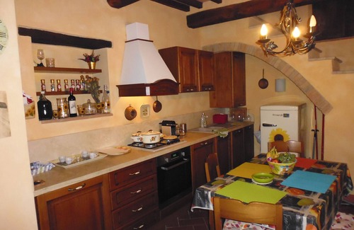 Asciano Apartment | Casa di charme in a casolare di pietra con giardino privato