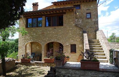 Asciano Apartment | Casa di charme in a casolare di pietra con giardino privato