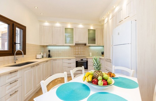 Chromonastiri Villa | Casa di Vangelis, Summer Village Stay!