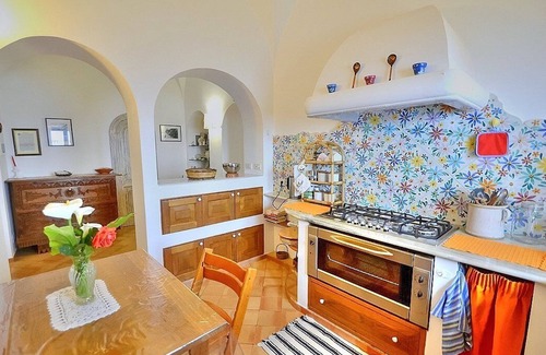 Praiano House | Casa Eralda: A bright and sunny apartment which faces the sun and the sea, with Free WI-FI.