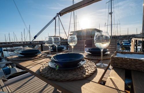 Quintans Boat Rental | Casa Flotante Sanxenxo