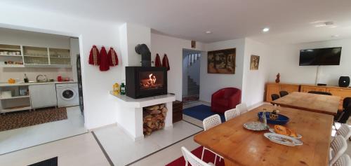 Colibita House | Casa Gabriela - langa lac