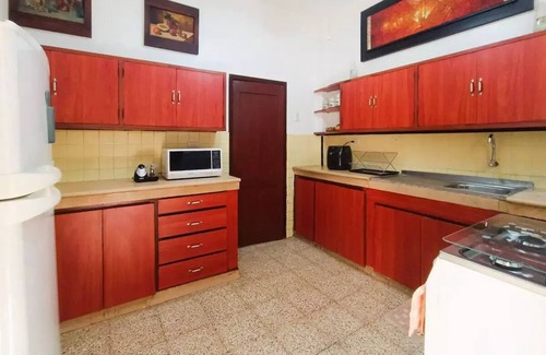 Urdesa House | “Casa galería W-J”