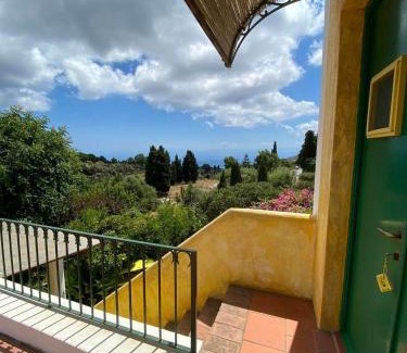 Pianoconte House | Casa Gialla B&B