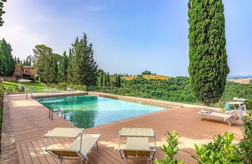 Asciano House | Casa Giobatta E: A characteristic and welcoming apartment that is part of an ancient country house surrounded by the greenery, with Free WI-FI.