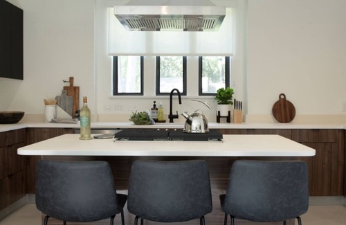 Conroe House | CASA GRANADA - Cozy, Modern, 10 minutes from the Woodlands!