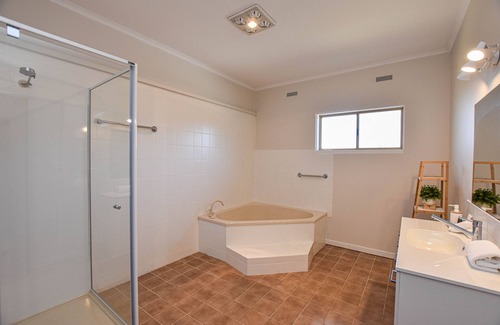 Myrtleford House | Casa Grande - Spacious & Unique Space for Large Groups