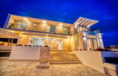 Borinquen Villa | CASA HERDZ - BEACH FRONT LUXURY VILLA W INFINITY POOL - FOOD & BEVERAGE OPTION