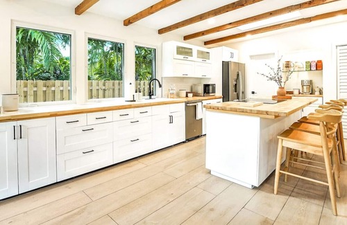 Biscayne Park House | Casa in Tropic Paradise with Pool and BBQ