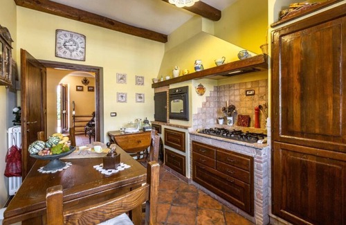 Castelnuovo di Farfa House | Casa Indipendente piu un Appartamento Piano Terra con Piscina