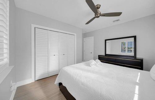Coral Way Villa | Casa la Miami - Central location Villa with Pool & Gym