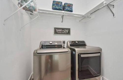 Midtown House | Casa LaBella - Downtown Skyline Views - Sleeps 10