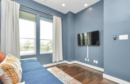 Midtown House | Casa LaBella - Downtown Skyline Views - Sleeps 10