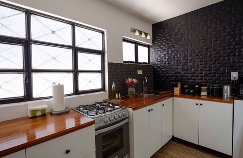 Luis Jimenez Figueroa House | Casa Lua. Centric House/3 Apts/6per/100mb/ac