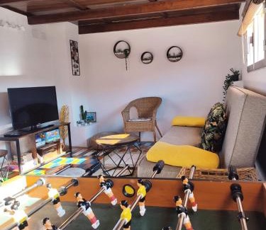 Villarejo de Salvanes Apartment | Casa Luzon, terraza-solarium con ducha y salon rustico