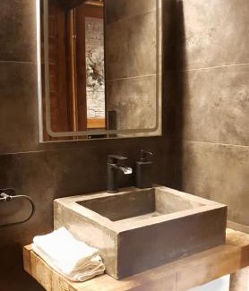 Sant Joan de Les Abadesses Apartment | Casa Matilda - Apartamento con chimenea, vistas, rustico-elegante en el centro