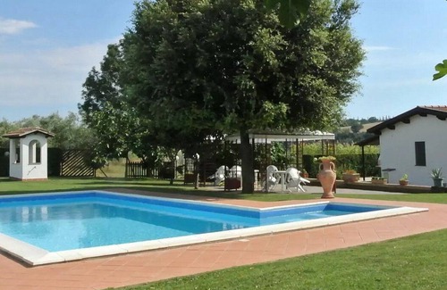 Campagnatico House | Casa Maggiorana C: A characteristic and welcoming apartment that is part of an ancient country house surrounded by the greenery, with Free WI-FI.