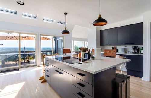 Middletown House | Casa Manzara: Mountain Top Views, Pool + Hot Tub by Red Cottage