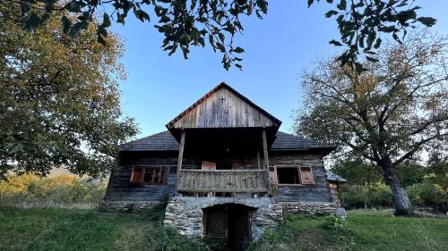 Marga House | Casa Maramureșeană - Refugiu Tradițional Maramureșean Cazare de Poveste în Natură lângă pârâu Loc de joaca pentru Copii Parcare Foișor