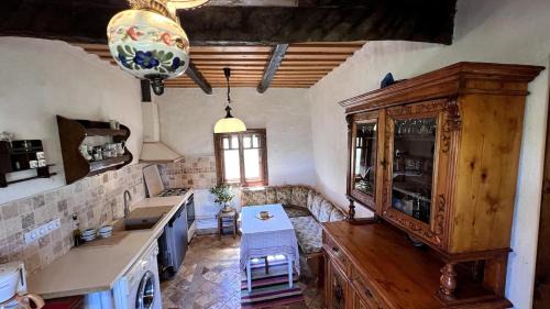 Marga House | Casa Maramureșeană - Refugiu Tradițional Maramureșean Cazare de Poveste în Natură lângă pârâu Loc de joaca pentru Copii Parcare Foișor