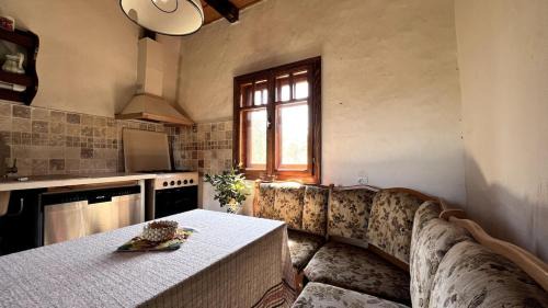 Marga House | Casa Maramureșeană - Refugiu Tradițional Maramureșean Cazare de Poveste în Natură lângă pârâu Loc de joaca pentru Copii Parcare Foișor