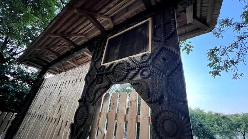 Marga House | Casa Maramureșeană - Refugiu Tradițional Maramureșean Cazare de Poveste în Natură lângă pârâu Loc de joaca pentru Copii Parcare Foișor
