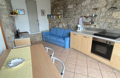 Castelletto Apartment | Casa Margherita Apartment n. 4 with garden and lake view