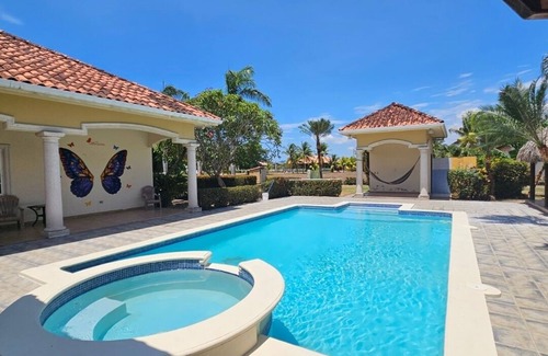 San Juan Villa | Casa Mariposa - 4BR w/Private Pool & pool table 5 minutes walk from the beach