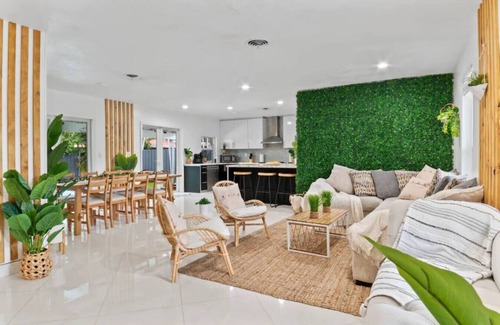 North Miami Beach Villa | Casa Mayaimi Pool Tiki Hut 10 mins Beach
