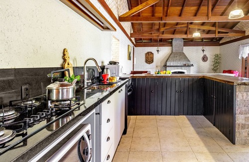 Rancho Queimado House | Casa Merlot with Fireplace, Court and Lake View