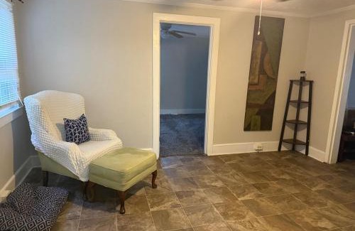 Raeford House | Casa Minimal Cottage Pet Friendly with Fenced Yard