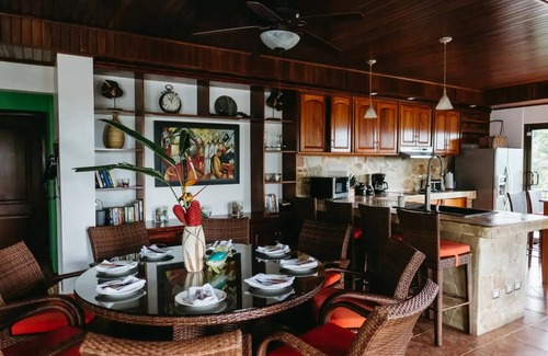 Valle Pura Vida House | Casa Mirador: Pool, Swim up Bar, Slide in central location!nn